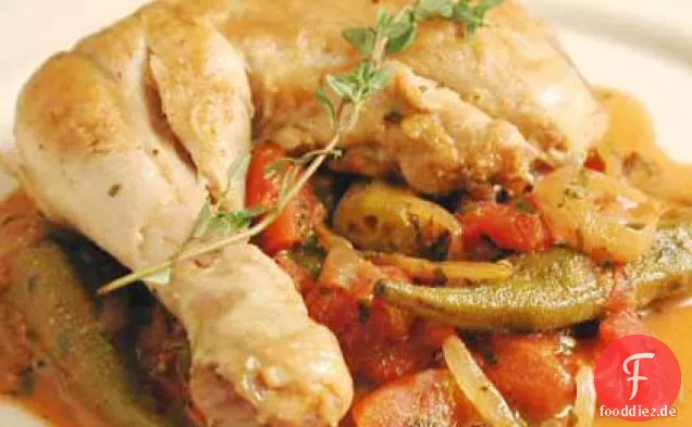 Geschmortes Huhn mit Okra und Tomaten