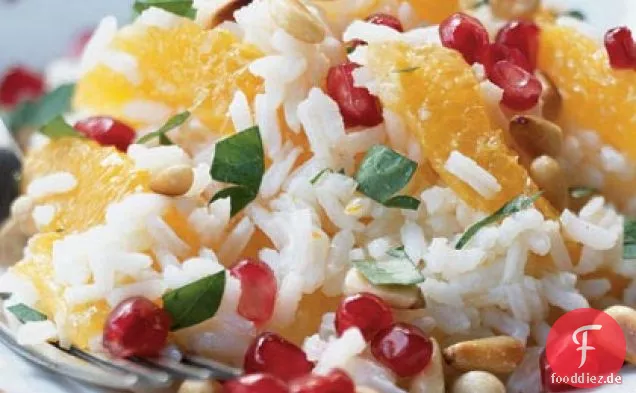 Orangen-Basmati-Salat mit Pinienkernen und Granatapfelkernen