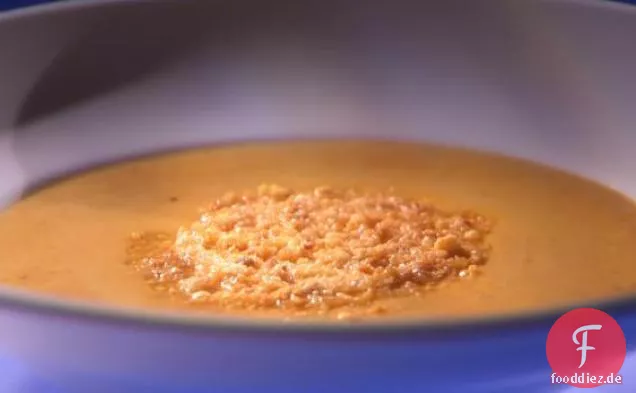 Cremige Kürbissuppe mit geröstetem Haselnussfrico