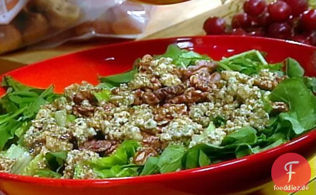 Rucola-Romaine-Salat mit Walnüssen und Blauschimmelkäse-Vinaigrette