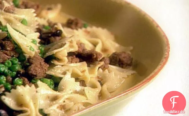 Farfalle mit Putenwurst, Erbsen und Pilzen