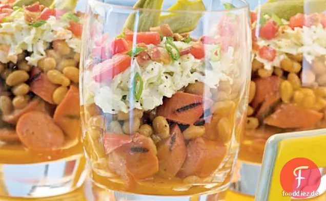 Layered BBQ Salate mit gegrillten Hot Dogs
