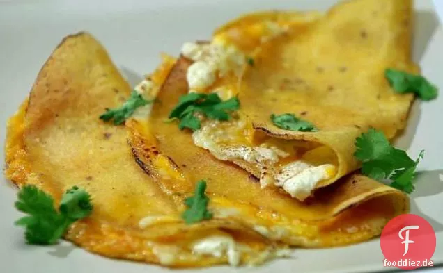 Quesadilla mit Ziegenkäse, Spargel, Pilzen und gebratener Tomatillo Salsa
