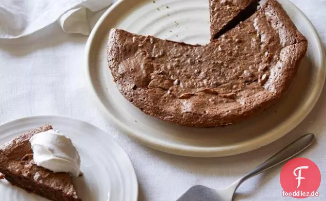 Haselnuss-Schokoladen-Torte mit Vanille-Schlagsahne