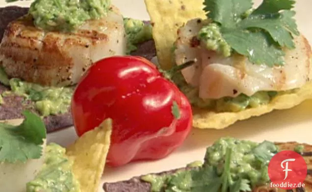 Gegrillte Jakobsmuscheln auf Tortillachips mit Avocado-Püree und Jalapeno-Pesto