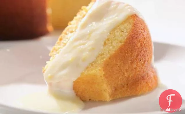 Brauner Zucker-Maismehlkuchen mit süßem Joghurt-Topping