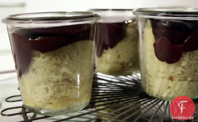 Gelbe Kuchen in einem Glas mit Schokoladenganache