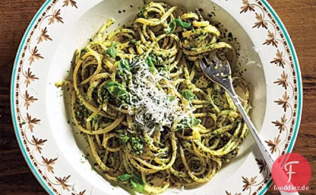 Linguine mit Spinat-Kräuterpesto