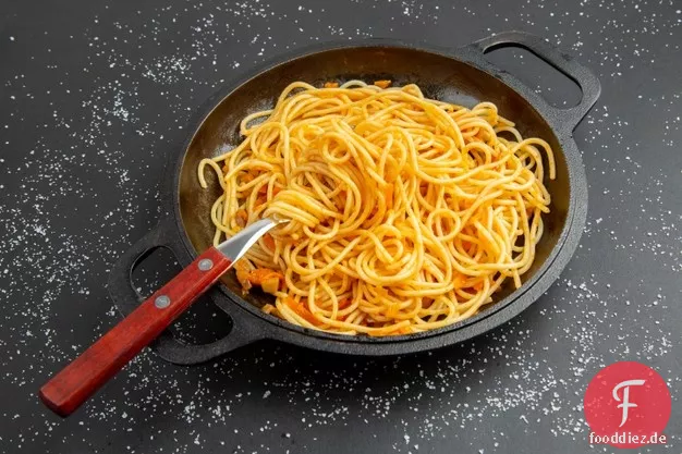 Spaghetti mit Hühnchen und thailändischer Erdnusssauce