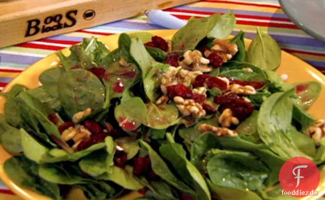 Spinatsalat mit getrockneten Preiselbeeren, Walnüssen und Granatapfelvinaigrette