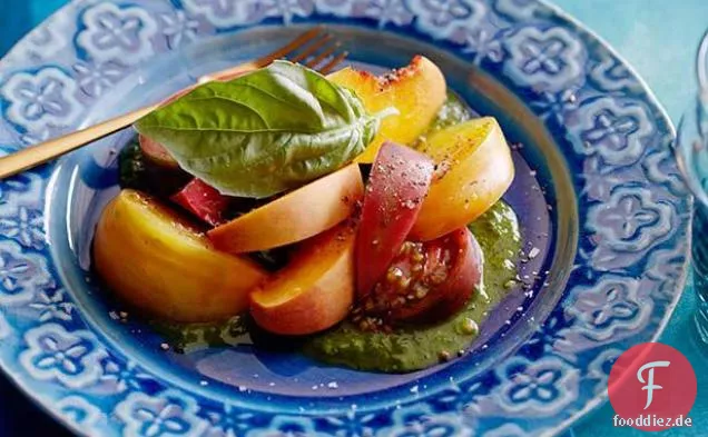 Tomaten-Pfirsichsalat mit Basilikum
