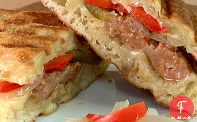 Heiße italienische Wurst Panini mit eingelegten Paprika