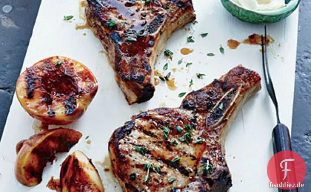 Gegrillte Schweinekoteletts mit Nektarinen