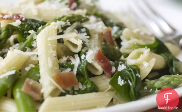 Penne mit Spargel, Spinat und Speck