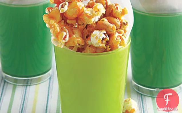 Karamell-Popcorn und Erdnüsse