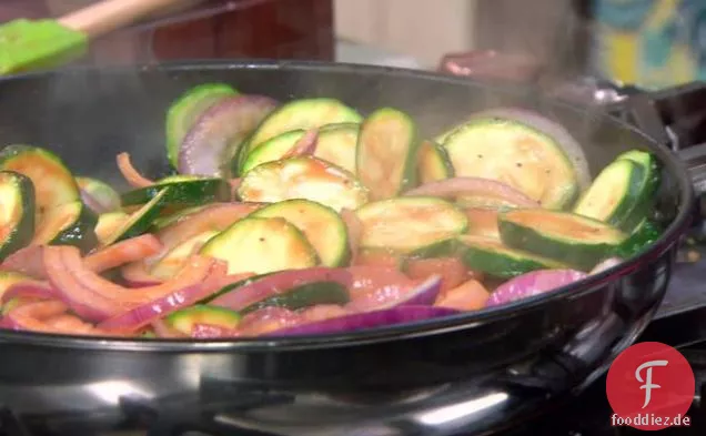 Zucchini und rote Zwiebel braten