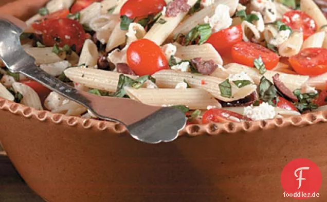 Pasta mit Kirschtomaten, Oliven und Feta