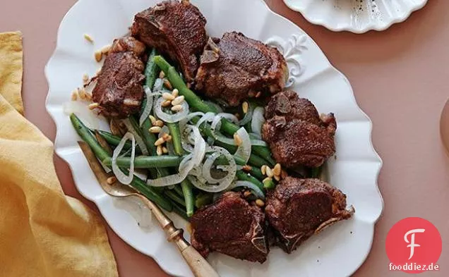 Gewürzgeriebene Lammkoteletts mit grünen Bohnen