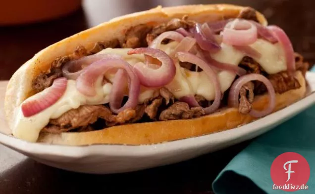 Philly Cheesesteaks mit geschmolzener Fontina und sautierten roten Zwiebeln
