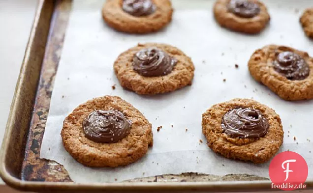 Mehllose Erdnussbutter gesalzene Nutella Thumbprint Cookies