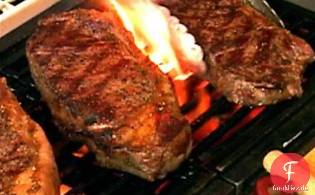 Gegrilltes Steak und Pfirsichsalat mit cremigem Blauschimmelkäse-Dressing