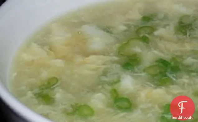 Eiertropfen-Suppe im Restaurant-Stil