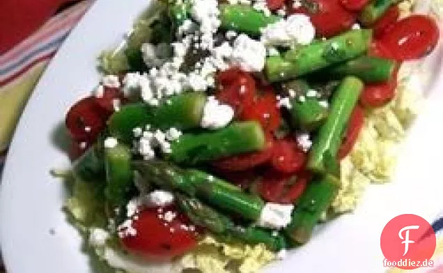 Salat mit frischem Spargel, Tomaten und Feta