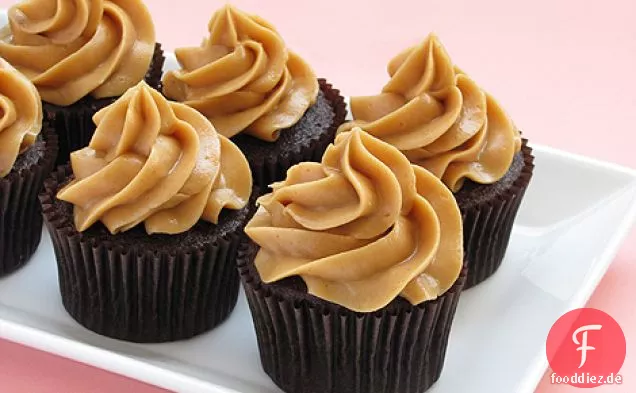 Dunkle Schokoladen-Cupcakes mit Erdnussbutter-Mousse-Zuckerguss