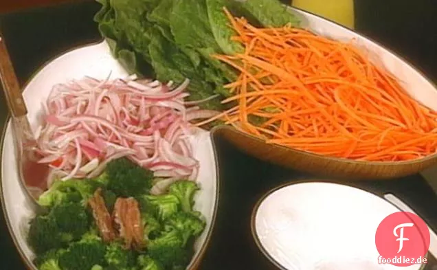 selbstgemachter Salat mit Zitronen-Knoblauch-Dressing