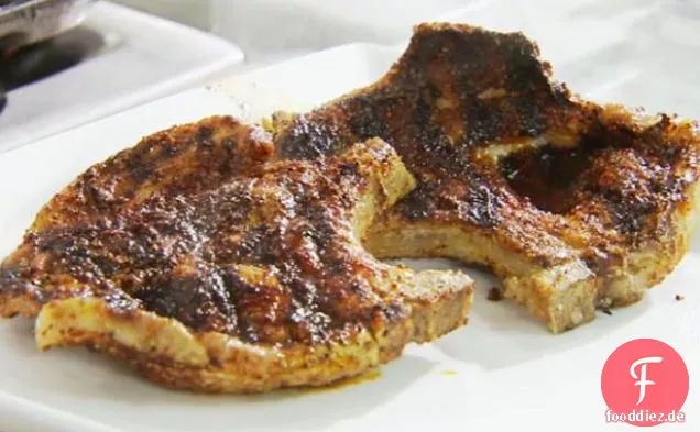 Gegrillte Schweinekoteletts mit Pfirsichsalsa