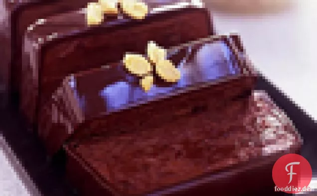 Schokoladen-Erdnussbutter-Terrine mit gezuckerten Erdnüssen