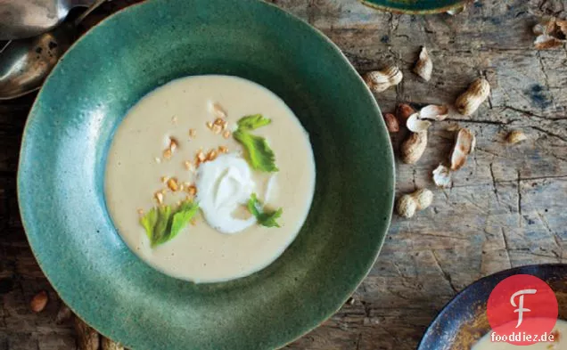 Geröstete Erdnusssuppe mit Honig Schlagsahne