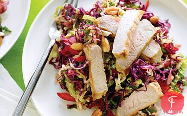 Asiatische Erdnuss Slaw mit Schweinefleisch