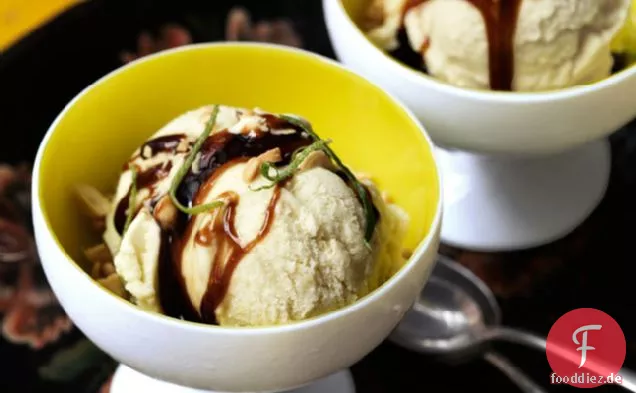 Kokosnuss-Mais-Eis mit Braunzuckersirup und Erdnüssen