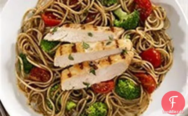 Barilla® Vollkorn Spaghetti mit Kirschtomaten, marinierter Hähnchenbrust und Pesto
