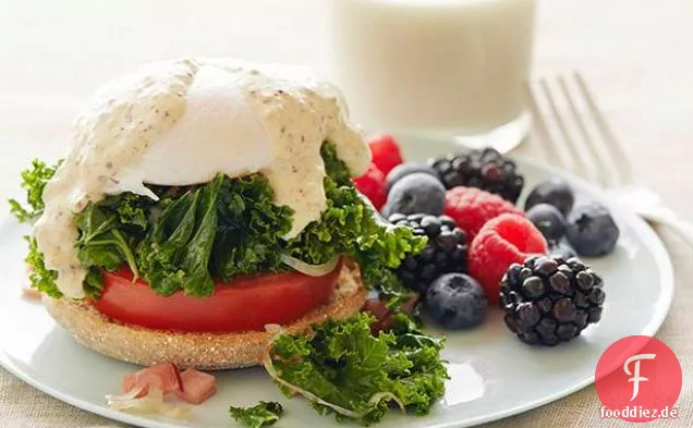 Grünkohl und Tomaten Eggs Benedict mit Beeren