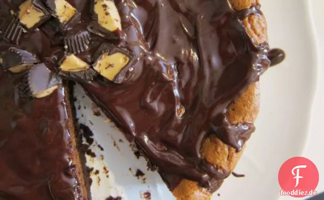 Mehlloser Schokoladen-Erdnussbutter-Kuchen mit warmer Schokoladenglasur