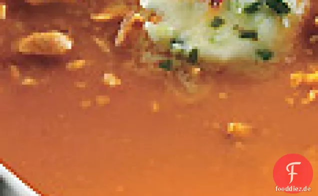 Karotten-Ingwer-Suppe mit Chilibutter und gerösteten Erdnüssen