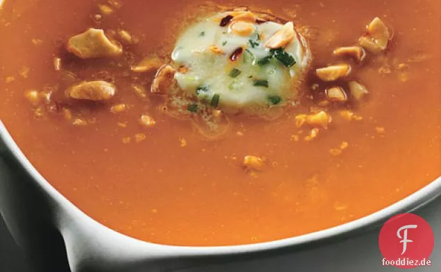 Karotten-Ingwer-Suppe mit Chilibutter und gerösteten Erdnüssen