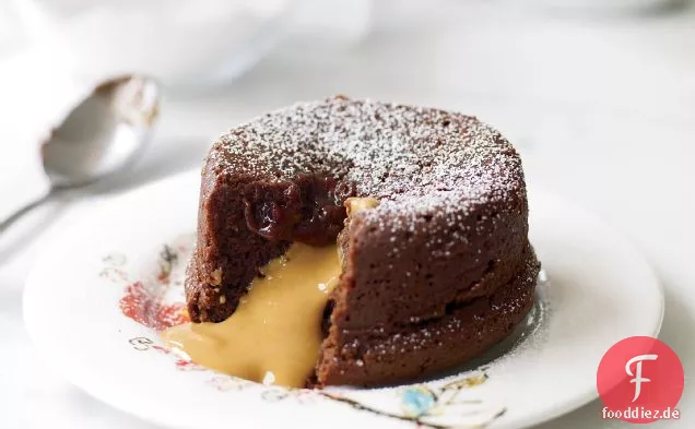 Geschmolzener Schokoladenkuchen mit Erdnussbutter-Füllung