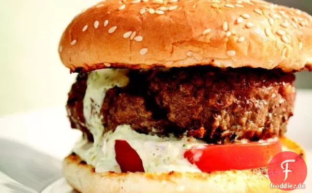 Gegrillte Zwei-Käse-Burger mit Knoblauchdressing