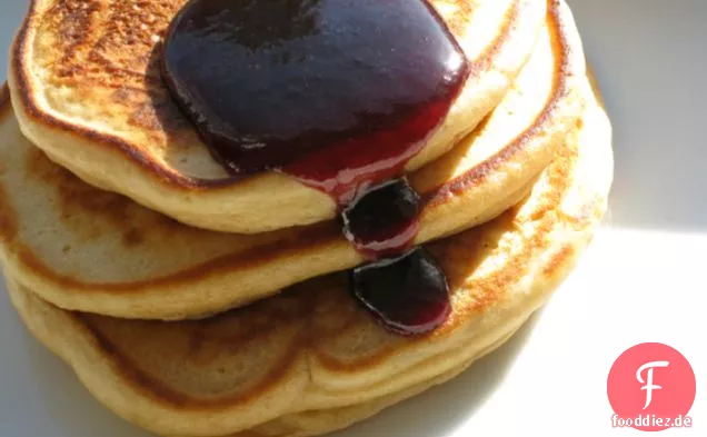 Erdnussbutter Pfannkuchen mit Brombeersirup