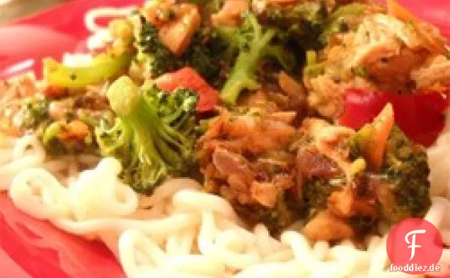 Gebratenes Hähnchen mit Tofu und gemischtem Gemüse