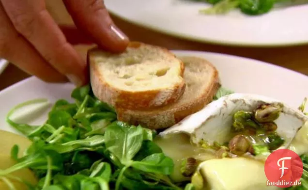 Mache mit warmem Brie und Äpfeln