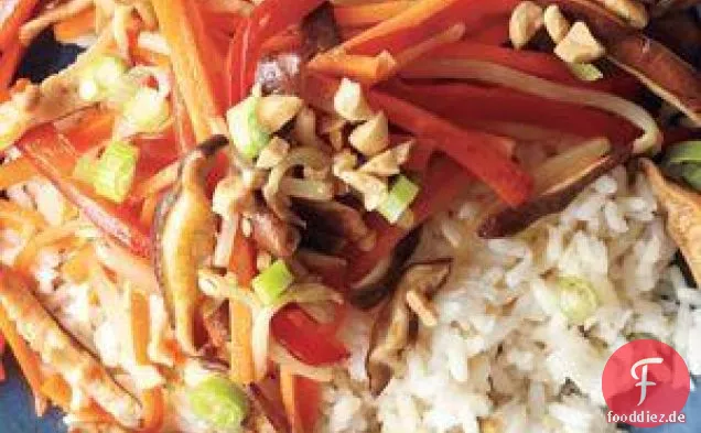 Gemüse-Stir-fry Mit Erdnüssen