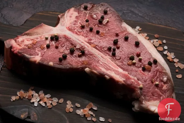 Gegrillte T-Bone-Steaks mit Pfefferkruste und Worcestershire-Schnittlauchbutter