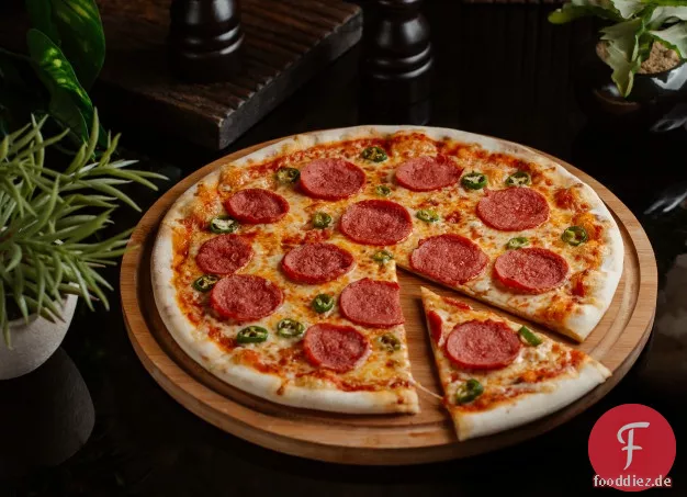 Gegrillte Pizza mit heißer Wurst, gegrillten Paprika und Zwiebeln und Oregano Ricotta