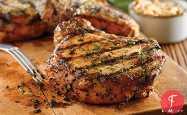 Gegrillte Schweinekoteletts mit Basilikum-Knoblauch reiben