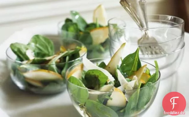 Spinat-Birnen-Salat mit Senf-Vinaigrette