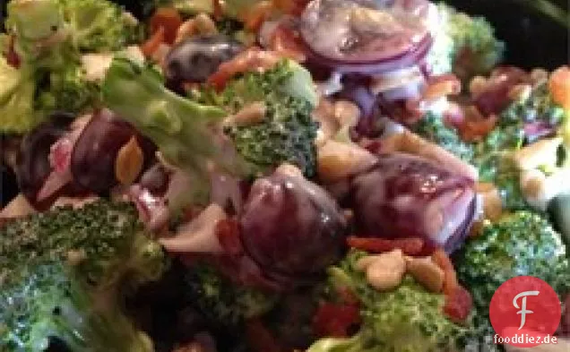 Brokkoli-Salat mit roten Trauben, Speck und Sonnenblumenkernen